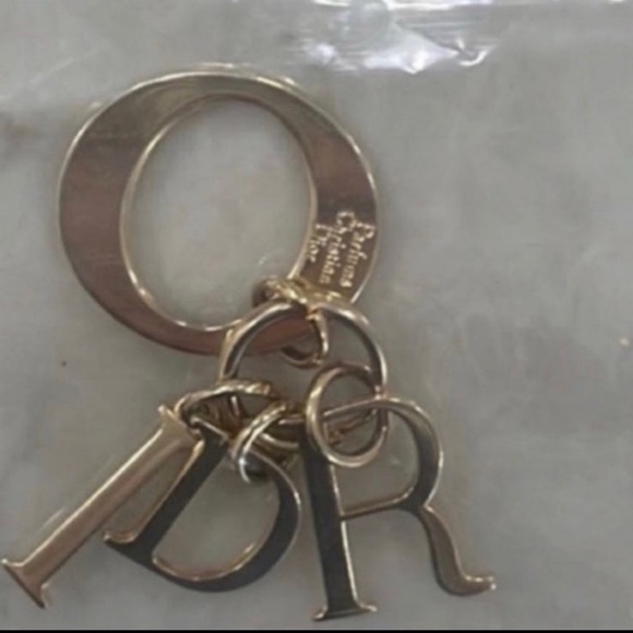 DIOR LOGO Keychain Handbag
Charm Gold Tone Metal 
Christian Dior Beauty - Picture 5 of 5